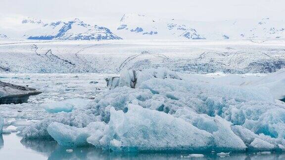 冰岛的冰川湖有漂浮在水中的冰山