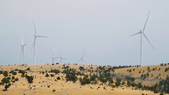 波斯尼亚和黑塞哥维那莫斯塔尔风力发电站上的风车绿色能源脱碳可持续能源