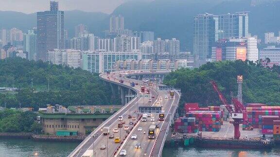 时间流逝在香港繁忙的交通过桥主要道路在高峰时间城市街道和现代建筑交通