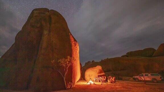 在非洲纳米比亚游客们晚上在沙漠的岩石上露营