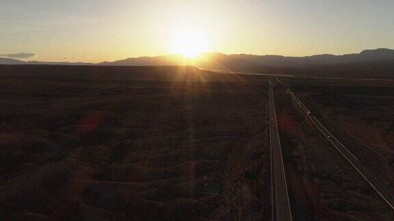 鸟瞰图的日出之间的高速公路之间的桌山附近的Mesquite内华达州美国在早春汽车和卡车很少来往无人机4K超高清视频与平移摄像机运动
