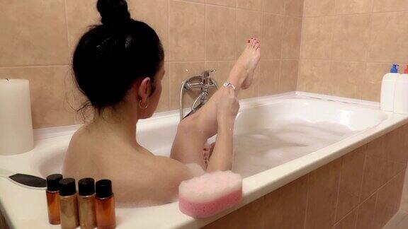 女人在洗澡时刮腿毛