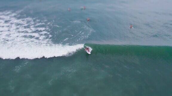 一名男子在哥斯达黎加冲浪的倾斜转换镜头
