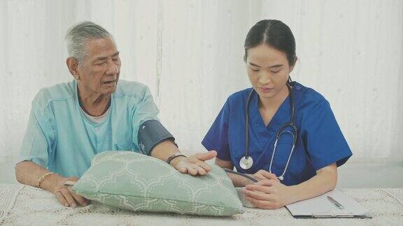 护士在家为老年病人测量血压