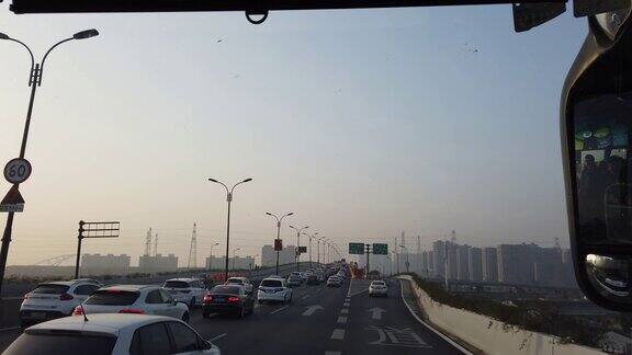 上午在杭州市区高速公路上行驶