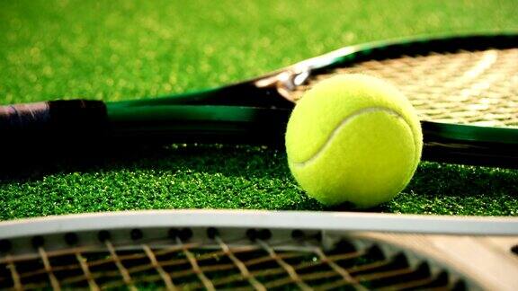 特写的网球和球拍安排在草地上4k