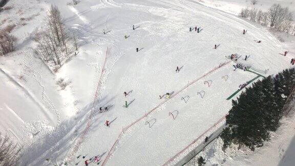 拥挤的人们在雪地上滑雪