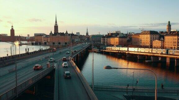 4K格式的日落时分的斯德哥尔摩城市景观中心城市的桥梁和交通