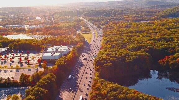 鸟瞰图在繁忙的高速公路在新泽西州美国由于新冠肺炎疫情一个大广场关闭停车场空无一人无人机视频与平移摄像机运动