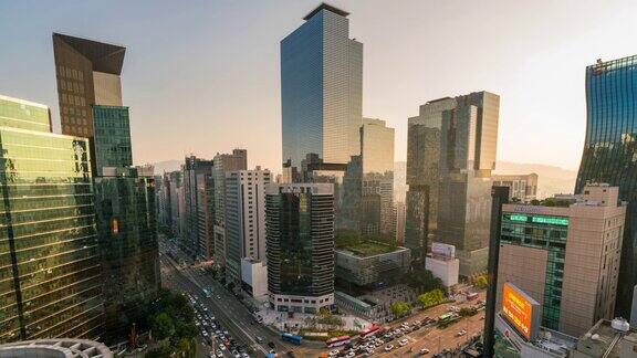 在韩国首尔市的首尔江南中心商业区的一个十字路口随着时间的推移交通速度越来越快