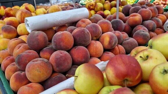 超市里新鲜水果的布局水果装在塑料盒里在商店里出售