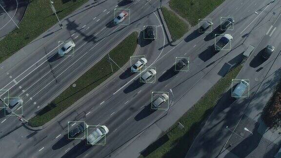 无人机拍摄:在城市高速公路上行驶的自动驾驶汽车概念:人工智能扫描汽车和行人跟踪运动和显示数据