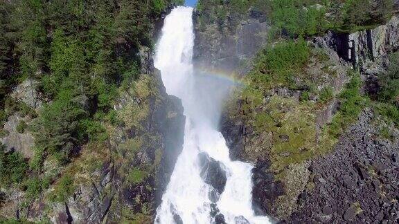 挪威的急瀑布鸟瞰图夏季时间..Latefoss是一个强大的双瀑布著名的观光