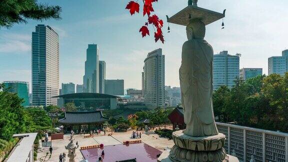 在韩国首尔的江南区秋日的奉子寺大佛和红色枫叶的背面时间流逝