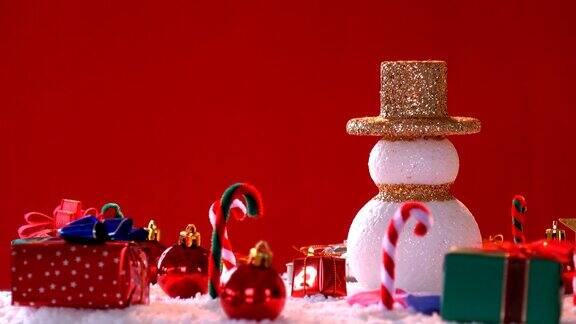 雪人和礼盒上的雪装饰用于新年或圣诞节的国际节日