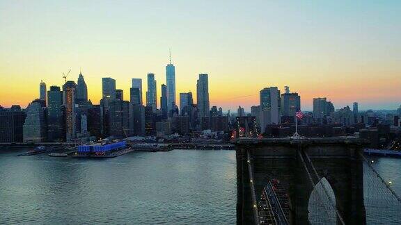 日落时分从布鲁克林高地到曼哈顿市中心和布鲁克林大桥的空中风景广泛的轨道运动