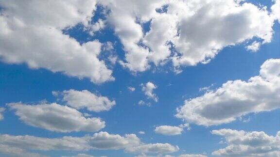 朵朵白云出现在蓝天上如画般的时间流逝在中快速移动