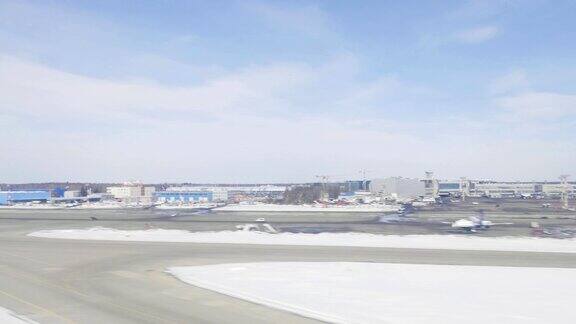飞机正在俄罗斯莫斯科机场起飞