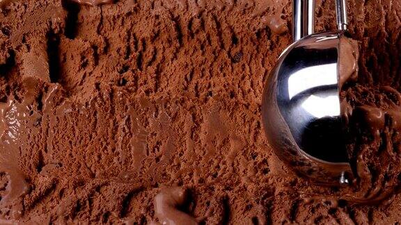 从容器中舀出的巧克力冰淇淋