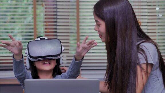 女学生使用虚拟现实模拟器眼镜由老师在教室教育、儿童、技术、创新、科学和人的理念回到学校女性在干