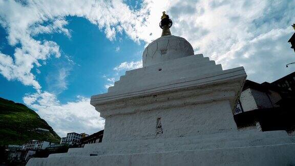 西藏拉萨附近以甘丹寺为背景的经幡