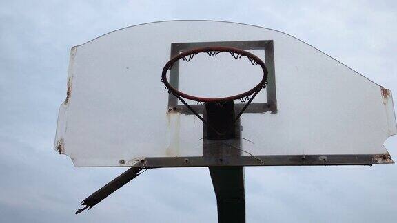 低角度的篮球篮没有网户外
