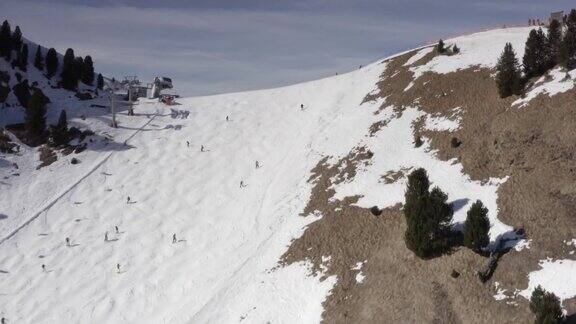 人们在山上滑雪和单板滑雪的鸟瞰图滑雪胜地
