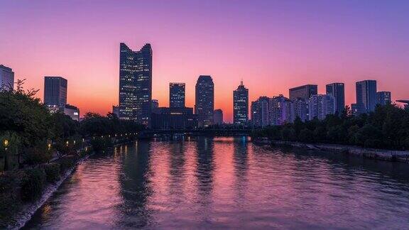 杭州的市容从日落到夜晚时光流逝
