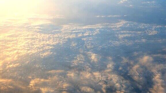 从飞机窗口看到的云层上的日出