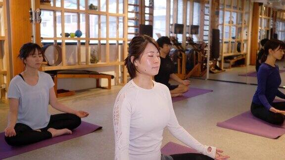 健身运动员在瑜伽课上冥想