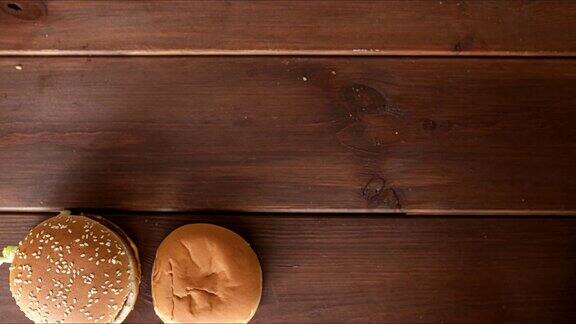 定格动画汉堡出现在木桌上一堆快餐