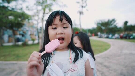 亚洲姐妹和姐妹快乐吃冰淇淋