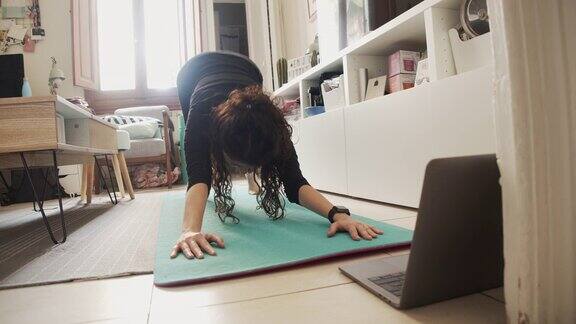 年轻女子在家里练习瑜伽