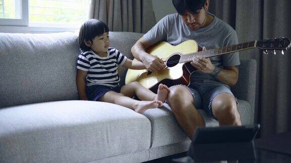 爸爸和儿子在弹吉他