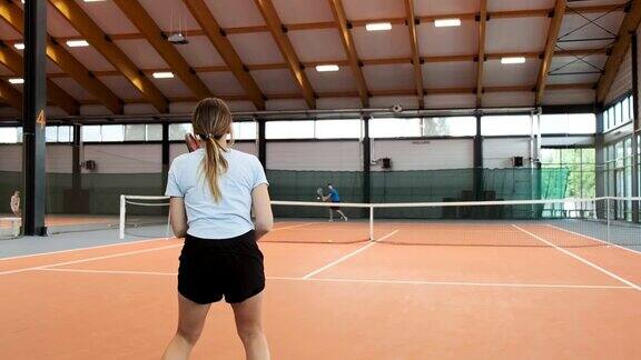 年轻女子用球拍打网球女子网球运动员发球