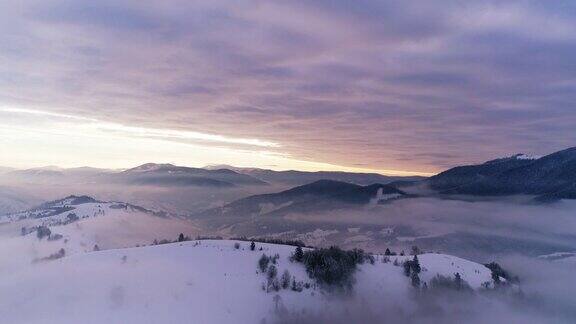 鸟瞰图在雾日落冬季山