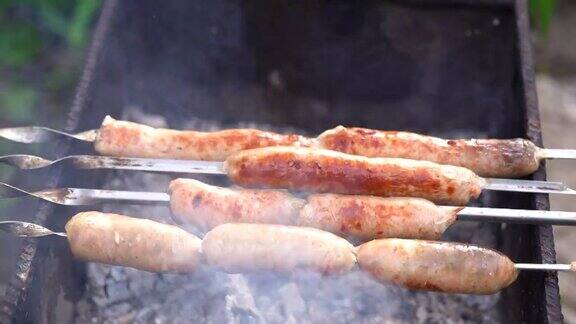 烤肉串烤香肠的特写镜头多汁的kupaty在炭炉上烤着户外野餐
