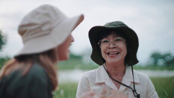 享受野餐和讲笑话的女人