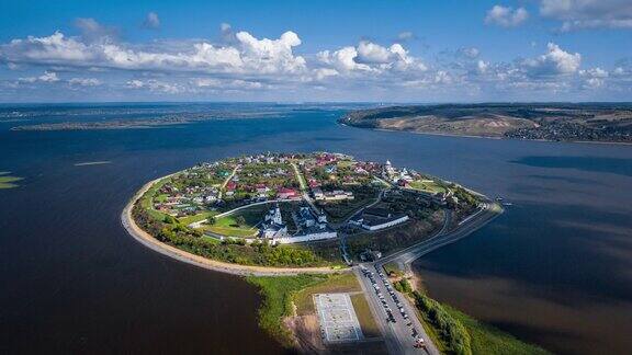 斯维亚日斯克岛镇的空中时间推移图Sviyazhsk小镇位于俄罗斯伏尔加河上的小岛上