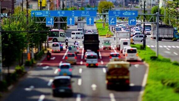 东京城市街道上的微型交通堵塞的时间推移倾斜