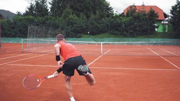 活跃的成熟男子打网球