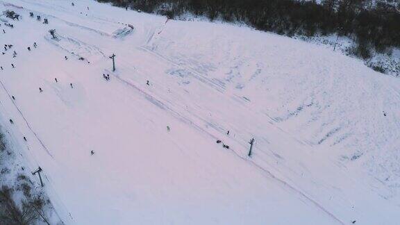 在滑雪场的雪坡上滑雪和滑雪板:无人机拍摄
