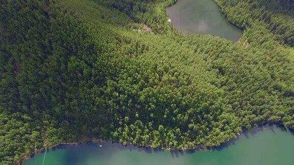 航空摄影在西伯利亚的贝加尔湖附近有一个高山湖泊这是天堂般的风景Snezhnaya河温暖的湖Vydrino