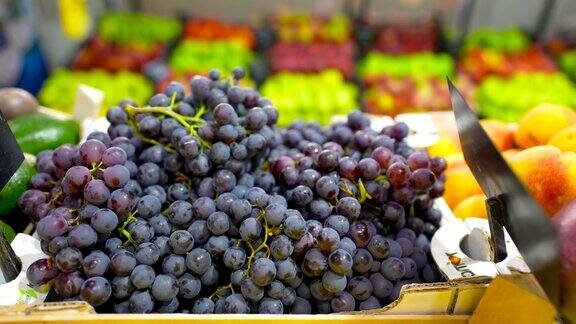 农贸市场上的一颗红葡萄