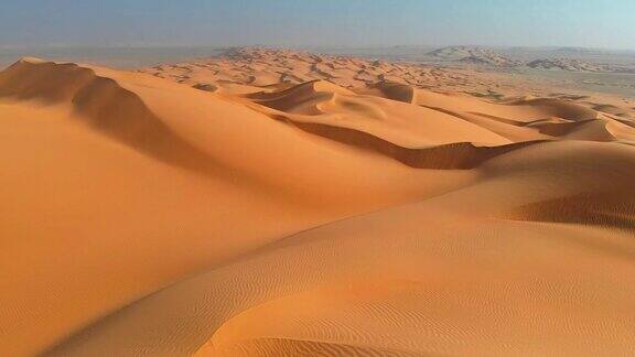 鲁卜哈利又名阿拉伯半岛的空区沙漠在炎热的夏天在弯曲的沙丘上飞翔空中射击4k