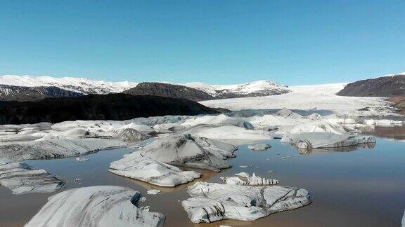 冰山和冰来自冰岛冰川的自然景观无人机航拍Jokulsarlon冰湖冰山的镜头