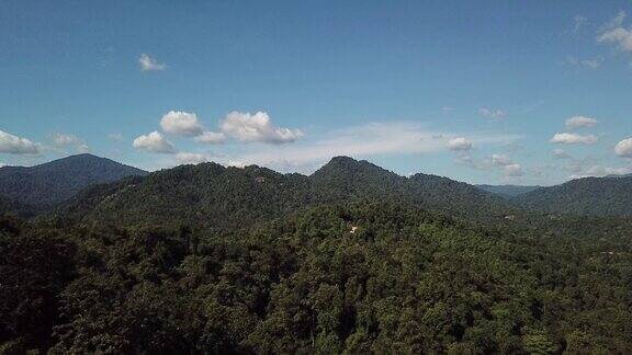 无人机视角下的热带雨林吉隆坡山农村景象