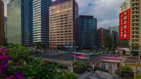 阳光明媚的一天台北市景交通街道屋顶全景4k时间流逝台湾
