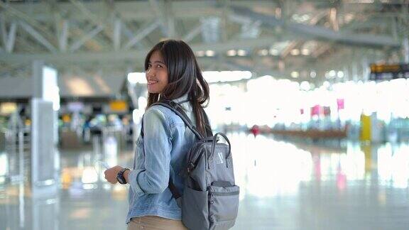 亚洲女旅行者走在机场候机楼
