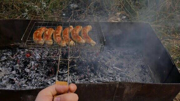 烤架、烧烤架和mangala网在火上准备香肠